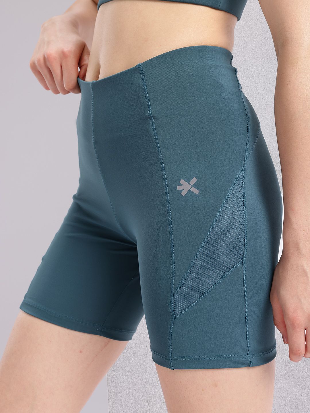 HRX by Hrithik Roshan Women Mid-Rise Above Knee Running Tights with Reflective Elements