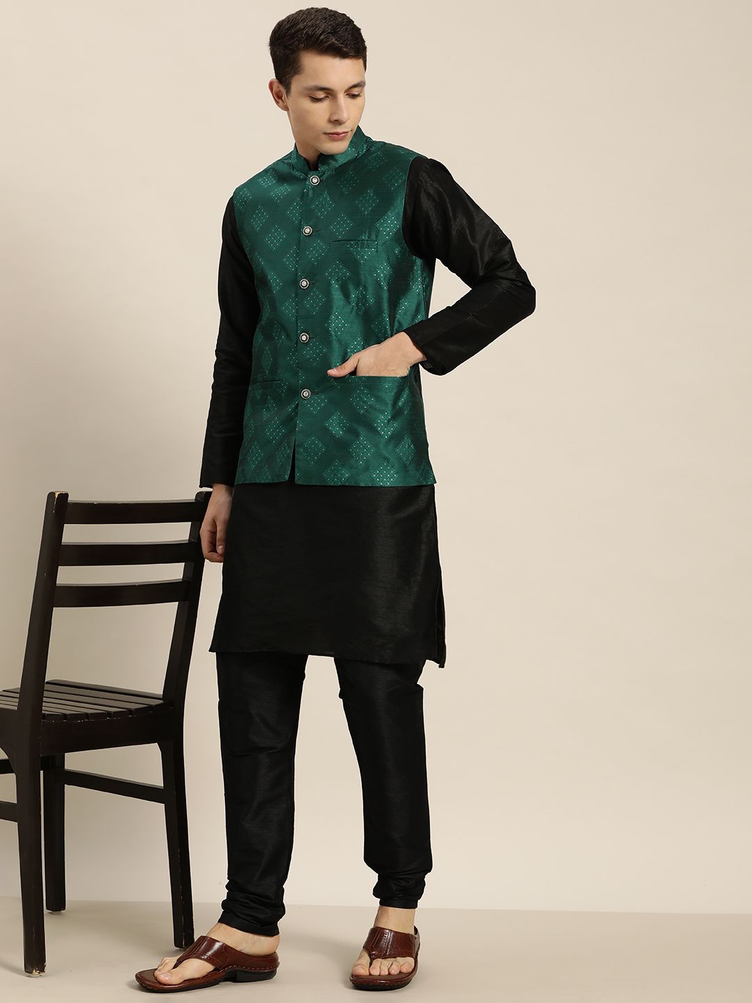 SOJANYA Kurta Hitam Lelaki dengan Churidar dengan Jaket Nehru