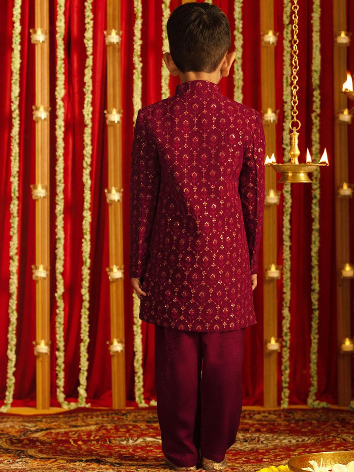 Vastramay Boys menghiasi set sherwani Georgette