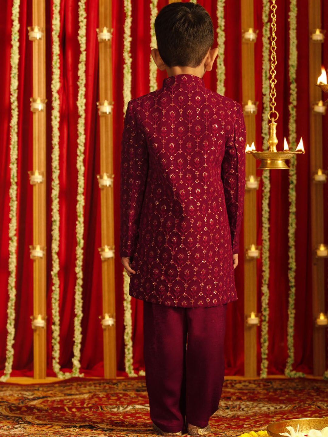 Vastramay Boys menghiasi set sherwani Georgette