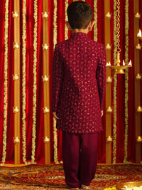 Vastramay Boys menghiasi set sherwani Georgette