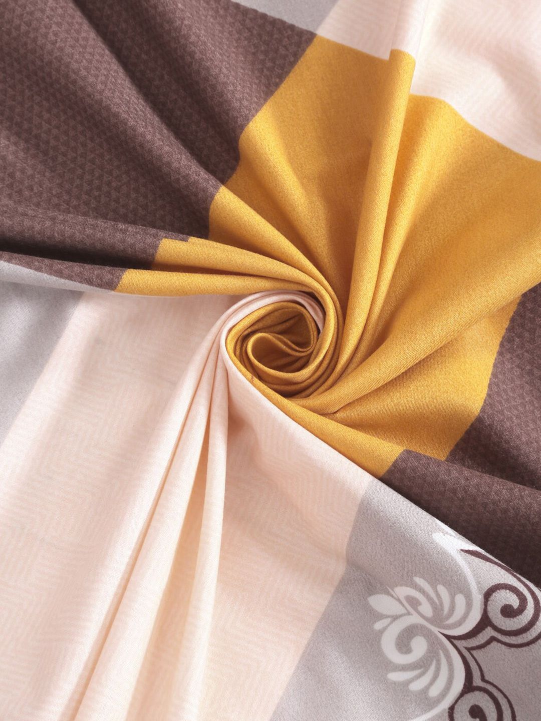 KLOTTHE Yellow Geometric Polycotton 300 TC King Halus Cadar dengan 2 Sarung Bantal-98 x 87 inci