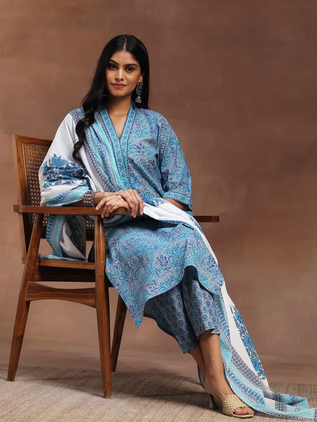 Libas biru & putih bercetak v-neck kurta kapas tulen dengan seluar & dupatta