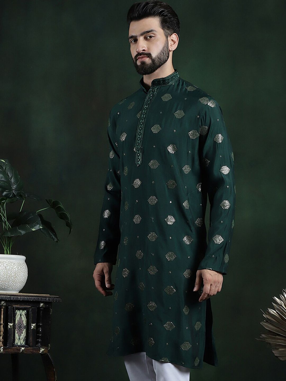 SOJANYA Geometric Embroidered Mandarin Collar Sequinned Straight Kurta