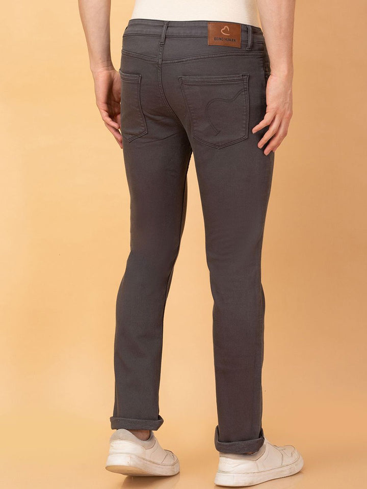 Menjadi seluar jeans lelaki manusia