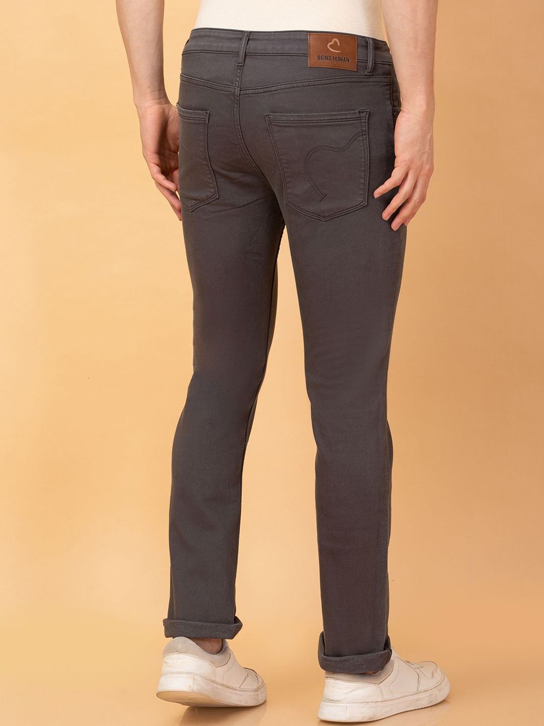 Menjadi seluar jeans lelaki manusia