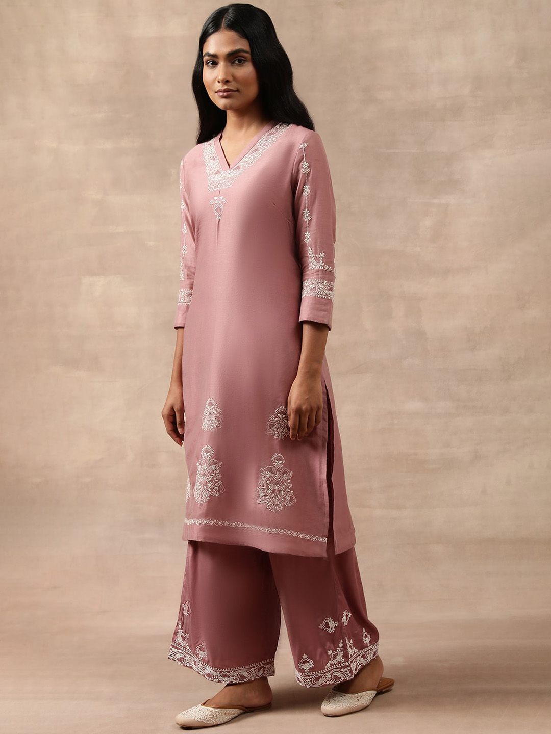 W The Folksong Collection Thread Work Embroidered Cotton Silk Straight Kurta