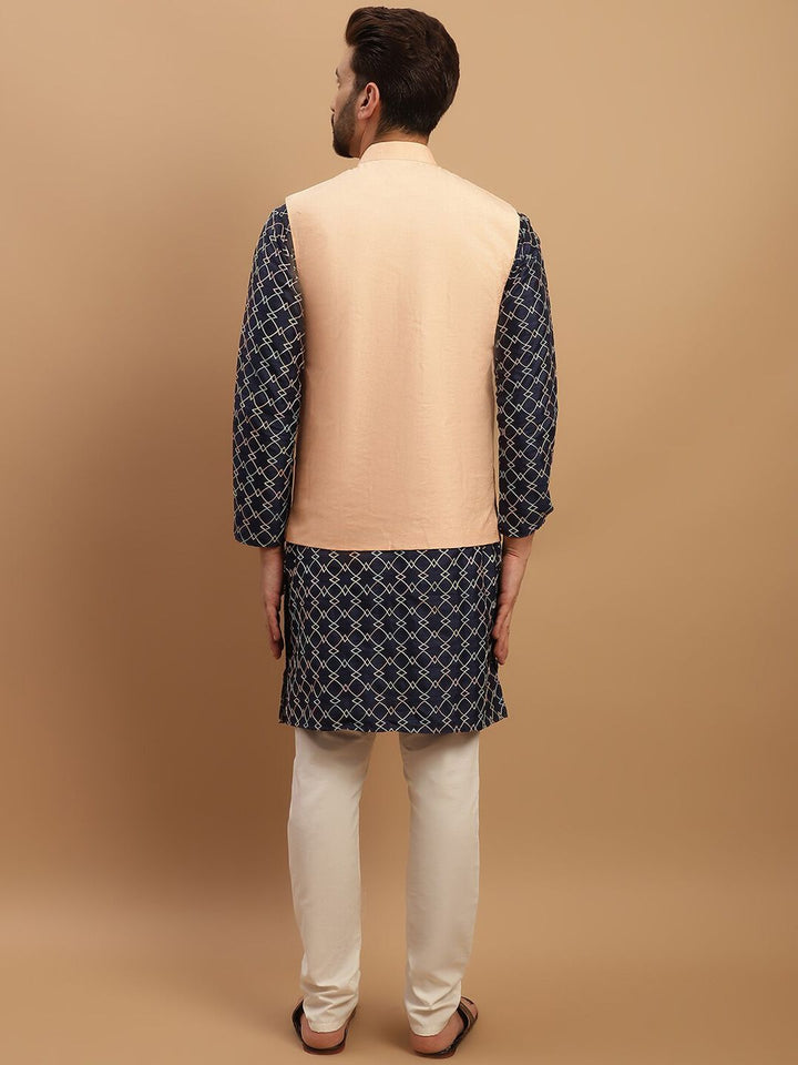 SOJANYA Kurta Biasa Bersulam Geometrik dengan Jaket Nehru Churidar & Dihiasi
