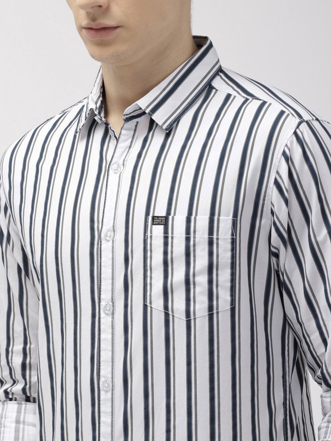 The Indian Garage Co Men White & Navy Blue Slim Fit Striped Casual Shirt