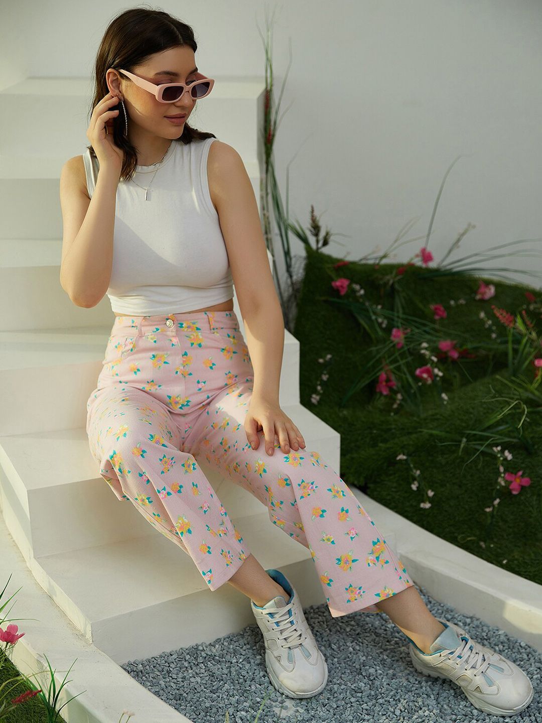 Berrylush Women Pink Floral Printed Relaxed Straight Leg Straight Fit High-Rise Trousers