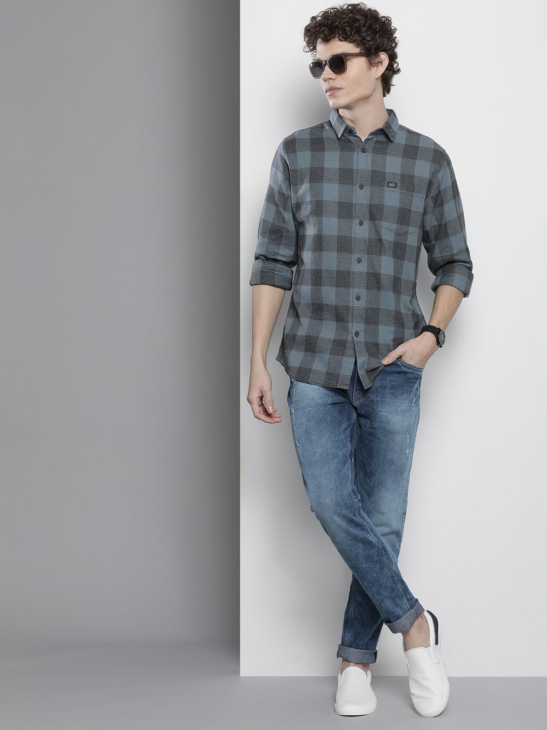 The Indian Garage Co Men Blue Slim Fit Mildly Distressed Light Fade Stretchable Jeans