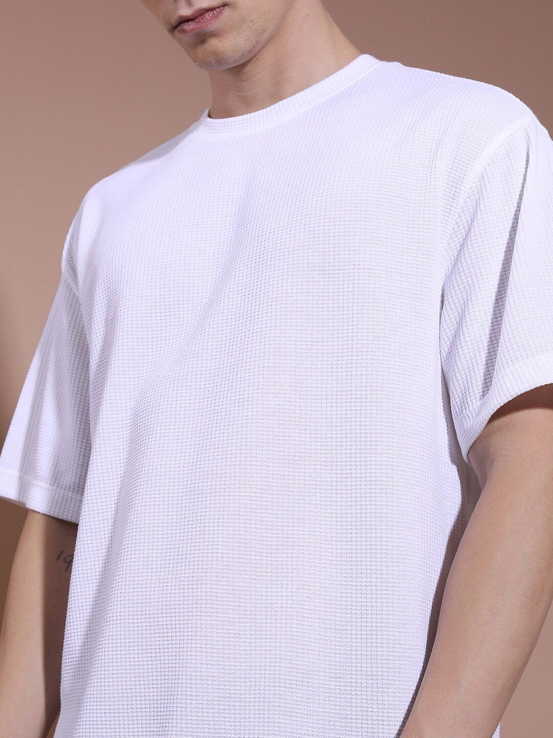 HIGHLANDER Drop Shoulder Sleeves Oversized Popcorn Structure T-shirt