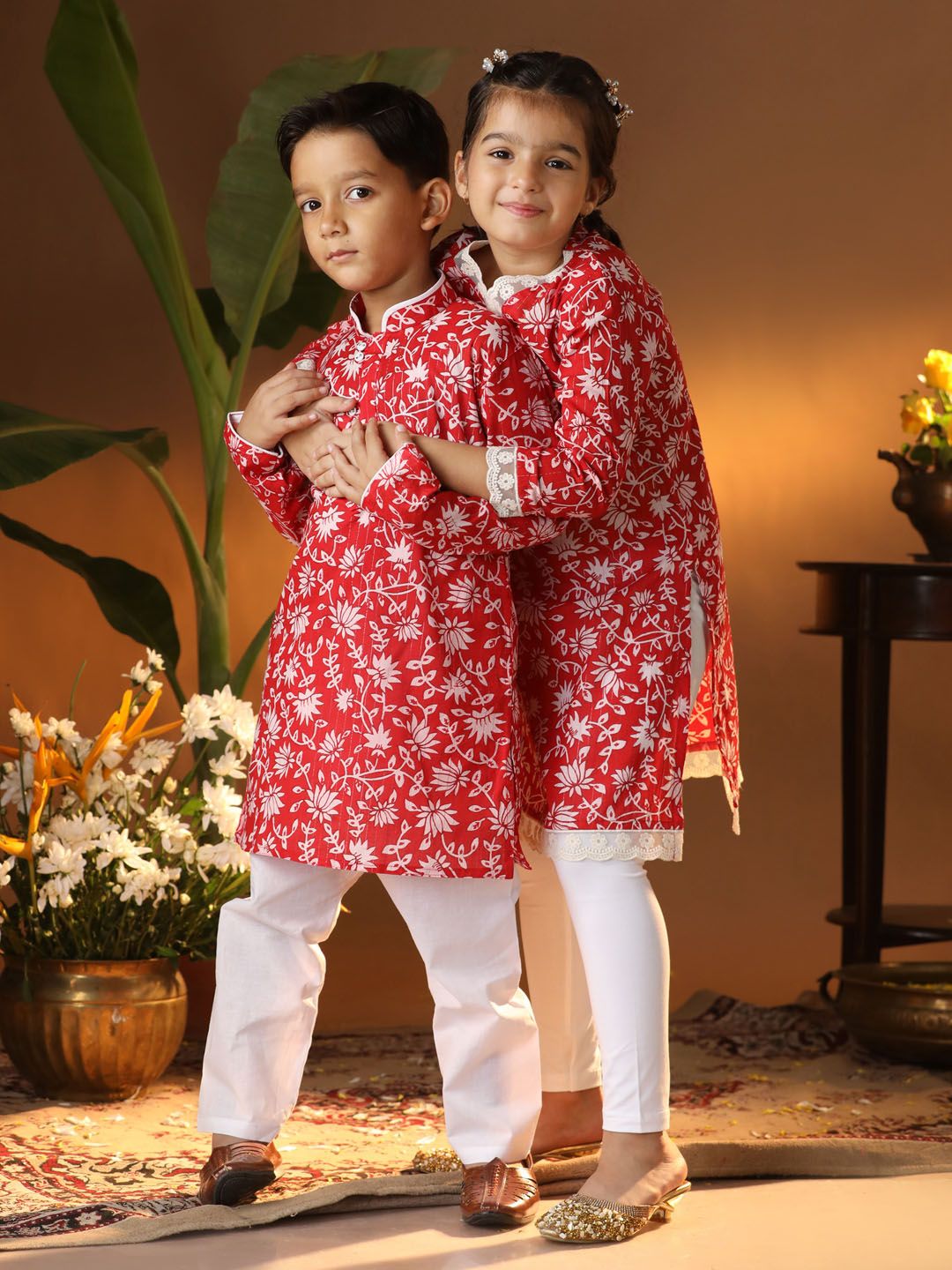 VASTRAMAY Girls Floral Printed V-Neck Pure Cotton Straight Kurta with Leggings