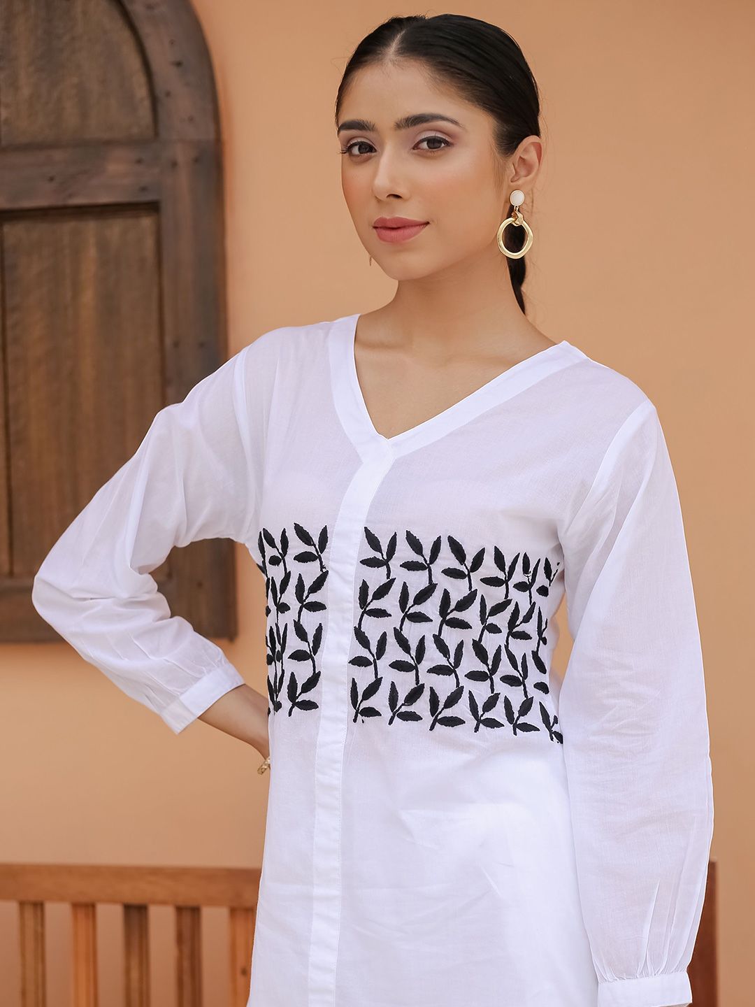 HOUSE OF KARI Saba Floral Embroidered Chikankari Kurta with Trousers