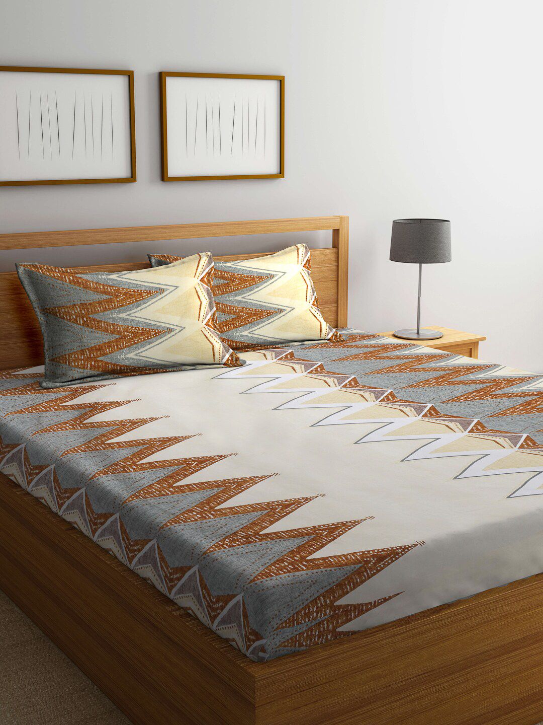 KLOTTHE Beige Geometric Cotton 300 TC King Cadar Halus dengan 2 Sarung Bantal-98 x 87 inci