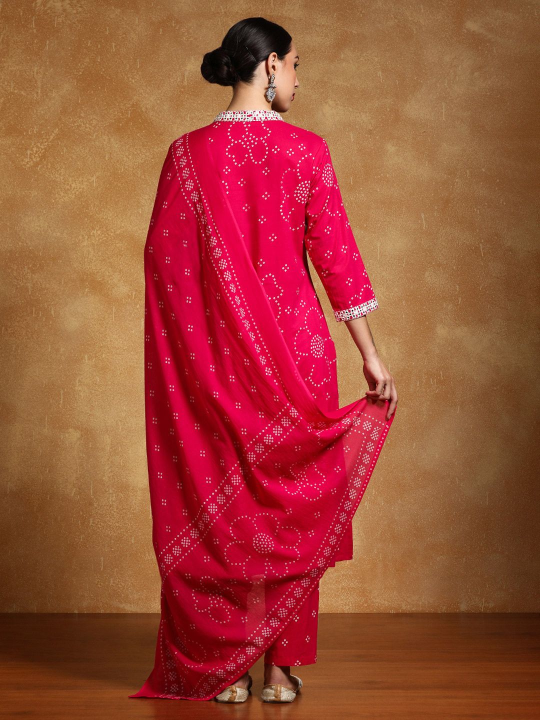 Varanga Women Bandhani Printed Regular Kurta with Trousers & With Dupatta