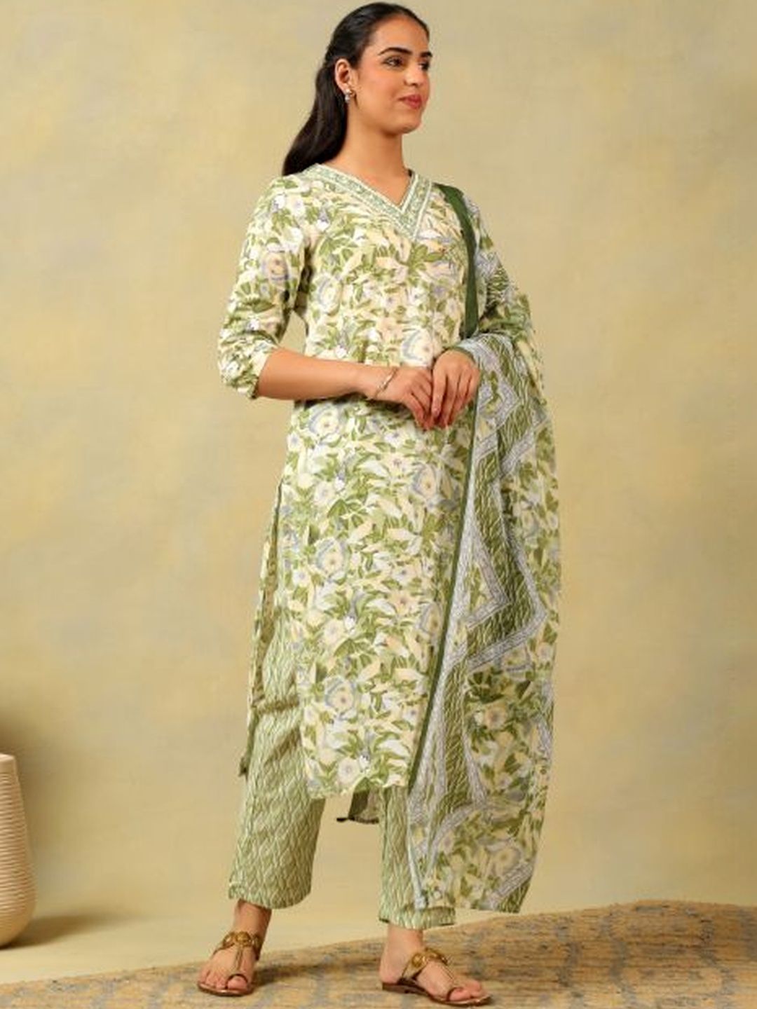 Mamicha Women Floral Printed Regular Thread Work Pure Cotton Kurta with Trousers & With Dupatta