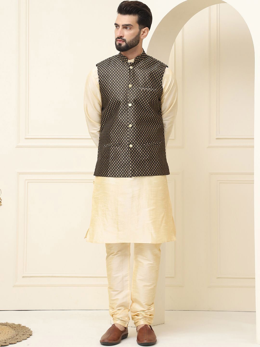 SOJANYA Mandarin Collar Zari Silk Cotton Straight Kurta dengan Piyama & jaket Nehru