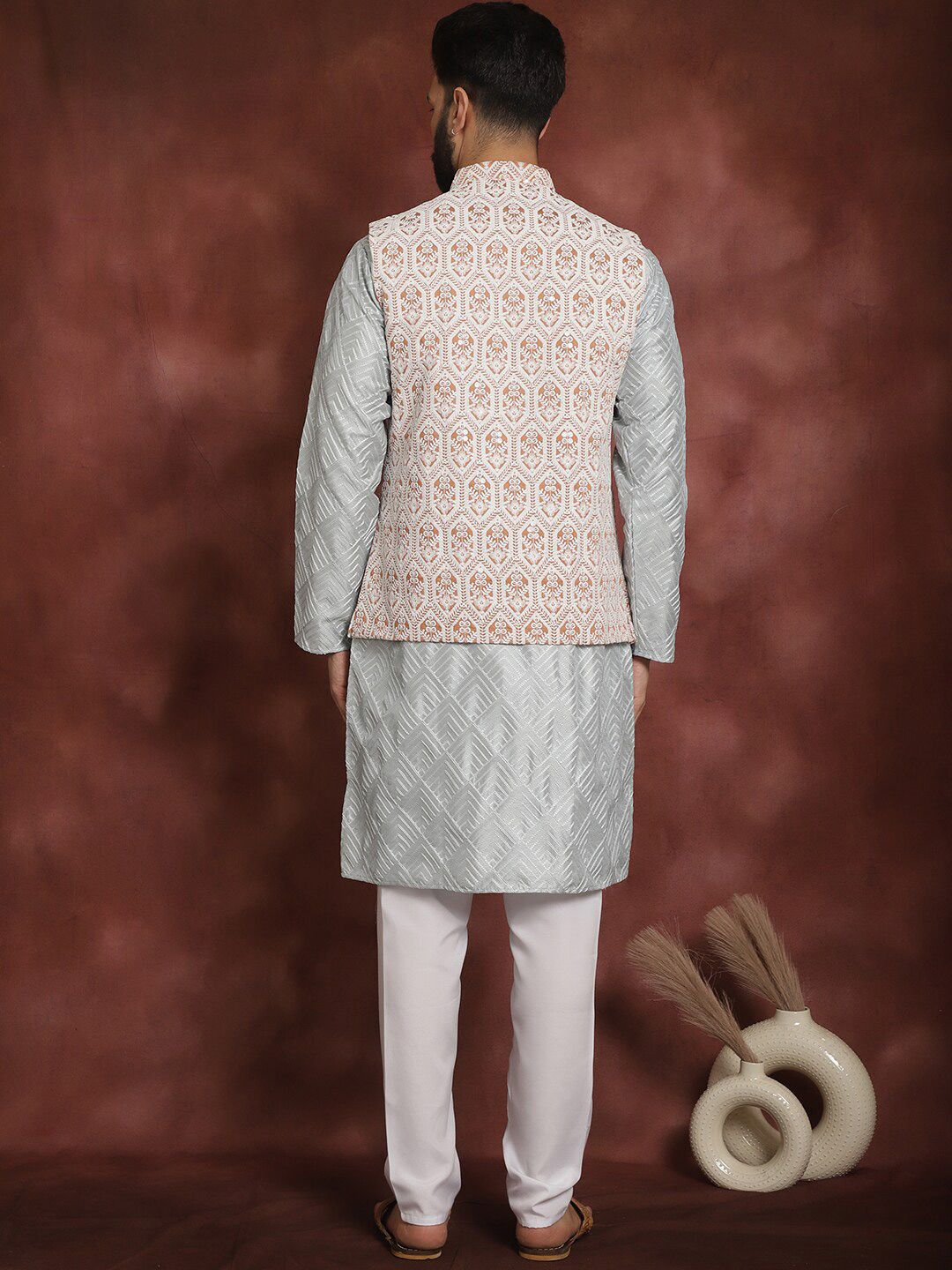 Motif Etnik Kelabu Anouk Bersulam Kurta Lurus Dengan Jaket Churidar & Nehru