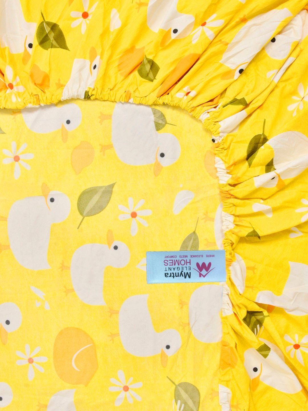 Myntra Elegant Homes Watak Kartun Kuning 140 TC Cadar Katil King dengan 2 Sarung Bantal