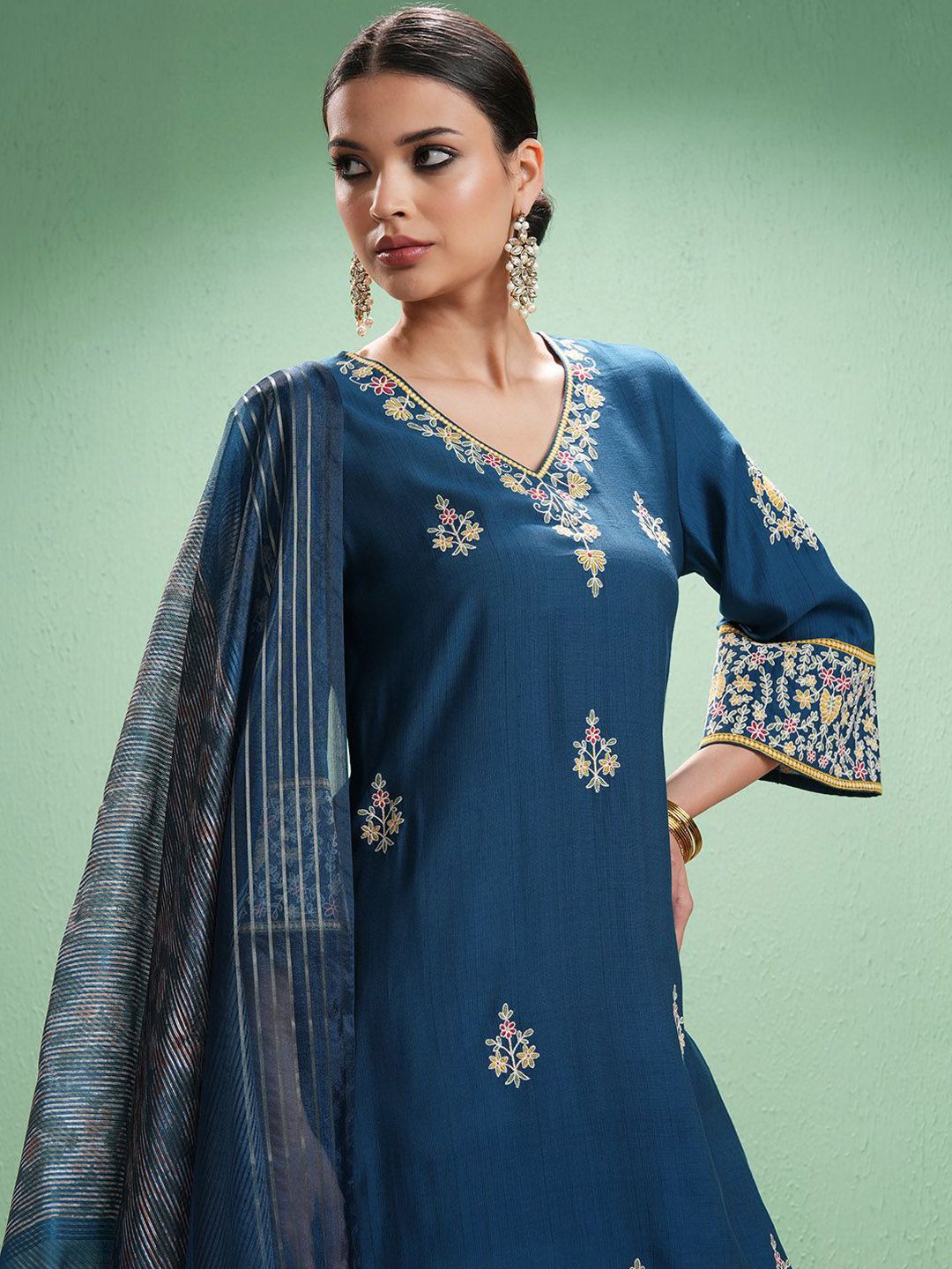 Vishudh Women Floral Embroidered Regular Thread Work Kurta with Trousers & With Dupatta