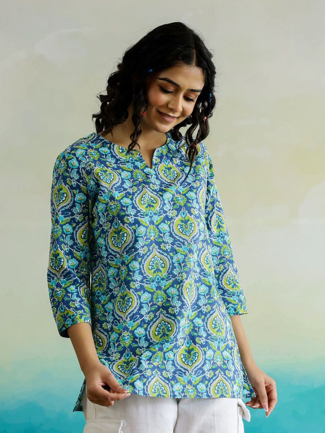 Sanskrutihomes wanita cetak bunga kurti