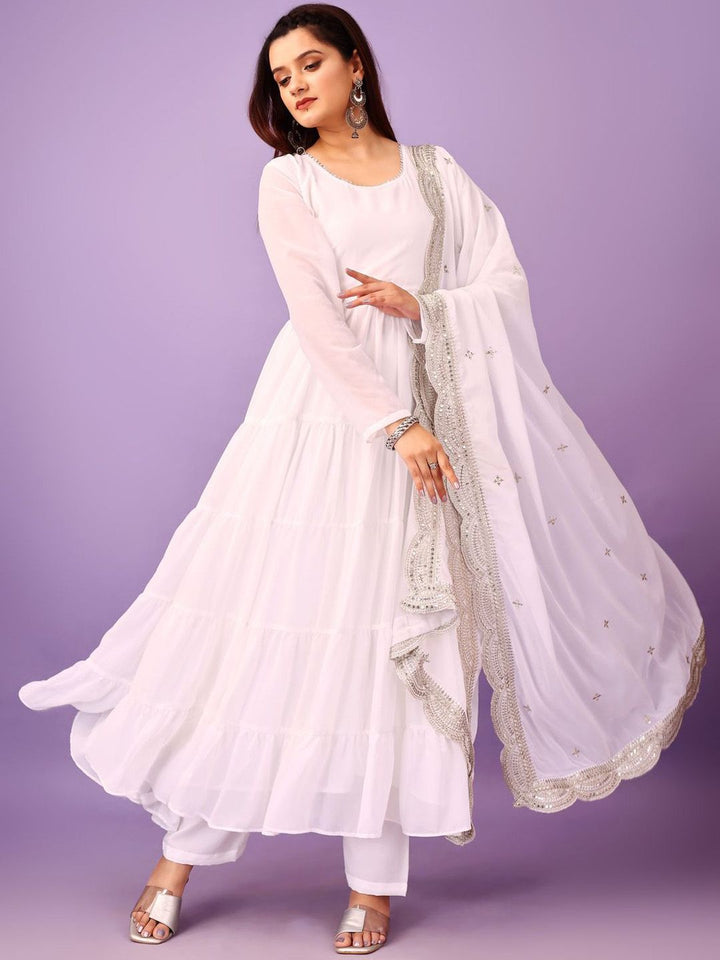 Kalini Round Neck bertingkat Gotta Patti Anarakli Kurta dengan Seluar & Dupatta