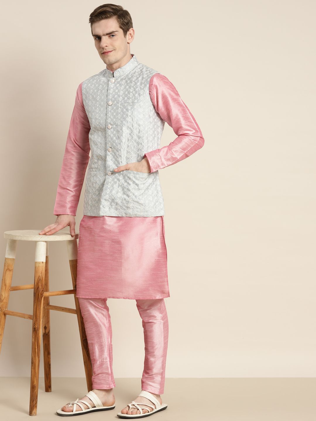 SOJANYA Men Embroidered Kurta with Churidar