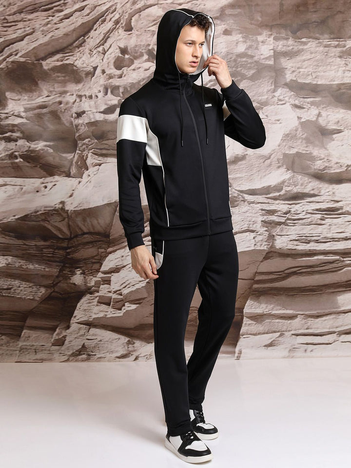 Highlander berkerudung dengan sweatshirt leher tinggi yang sesuai dengan seluar
