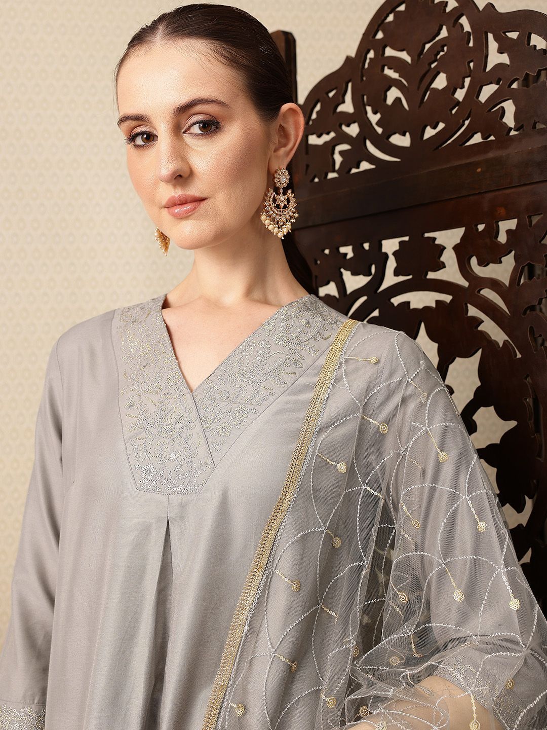 House of Pataudi Floral Yoke Design V-Neck Thread Work Jashn Kurta with Trousers & Dupatta