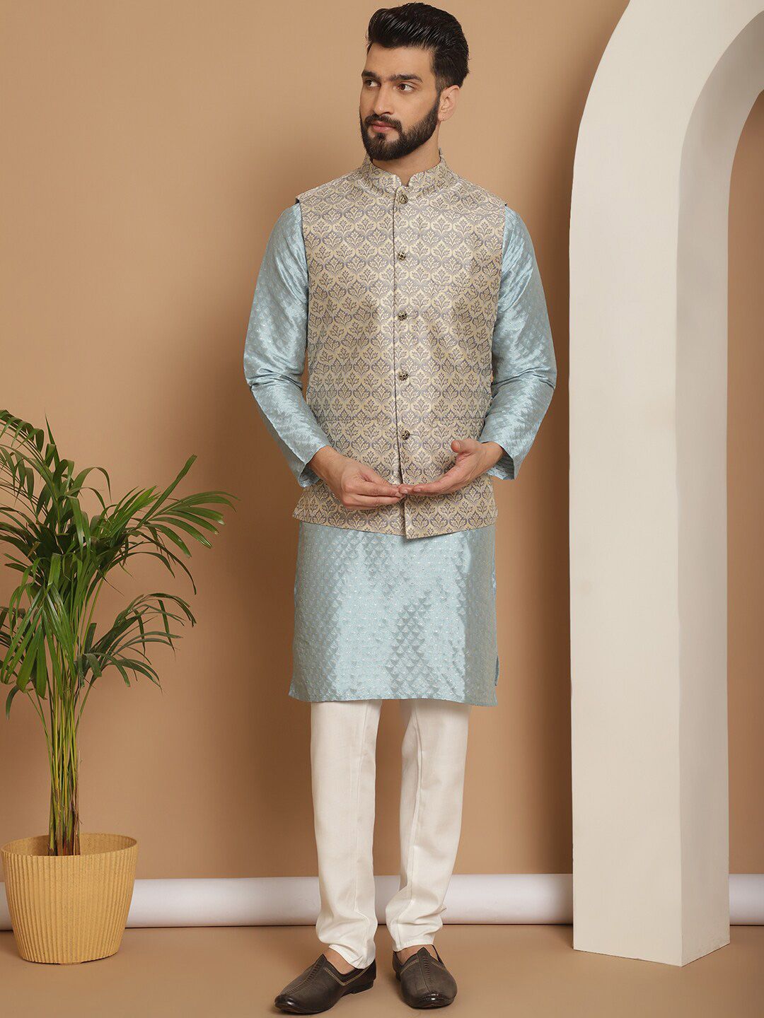 Kurta Sutera Jacquard Bersulam Anouk Dengan Jaket Churidar & Nehru