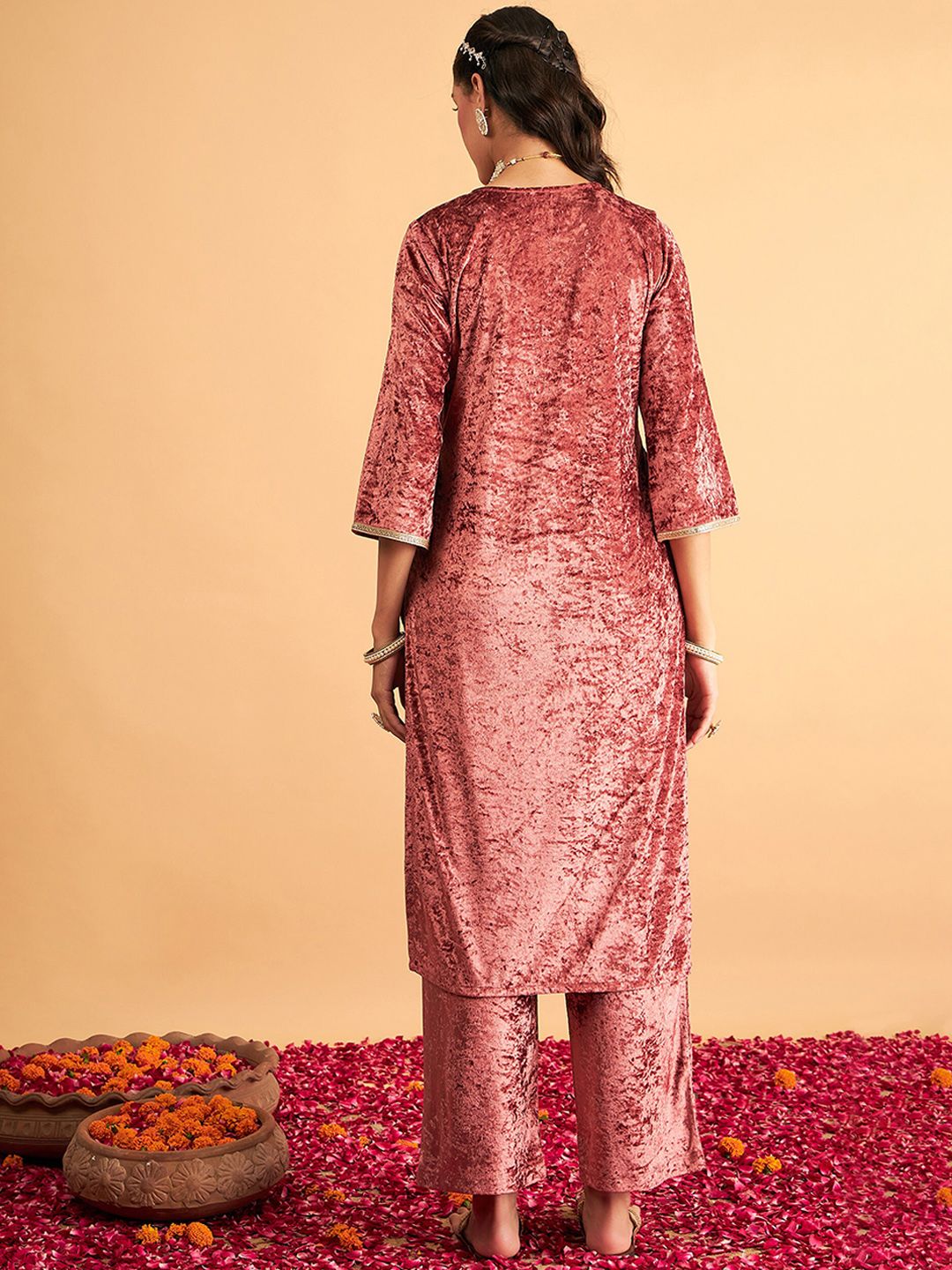Shae by SASSAFRAS Ethnic Motifs Yoke Design Thread Work Velvet Kurta