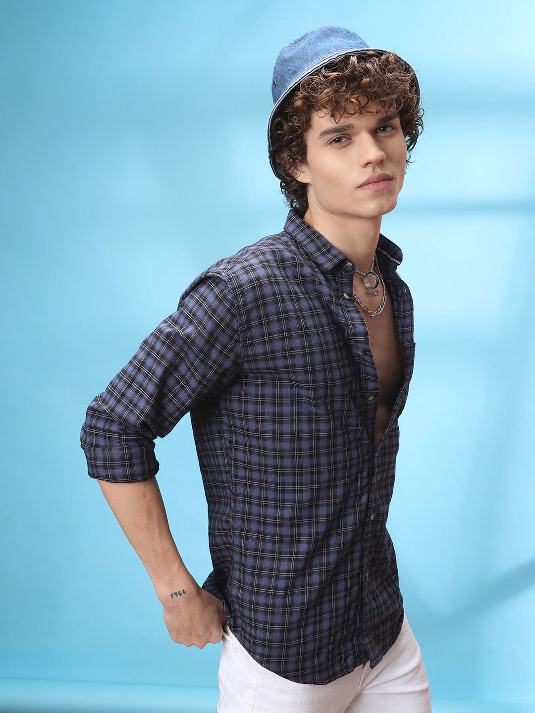 The Indian Garage Co Men Blue & White Slim Fit Checked Pure Cotton Casual Shirt