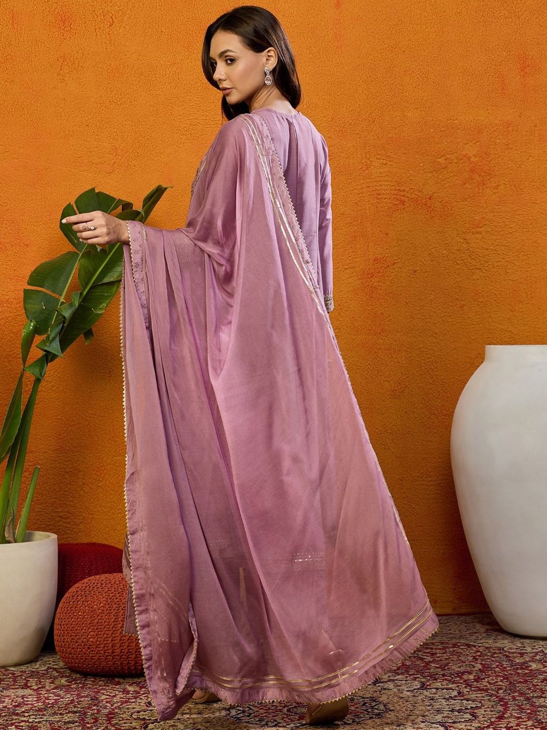 Kalini Floral bersulam biasa kurta dengan palazzos & dengan dupatta