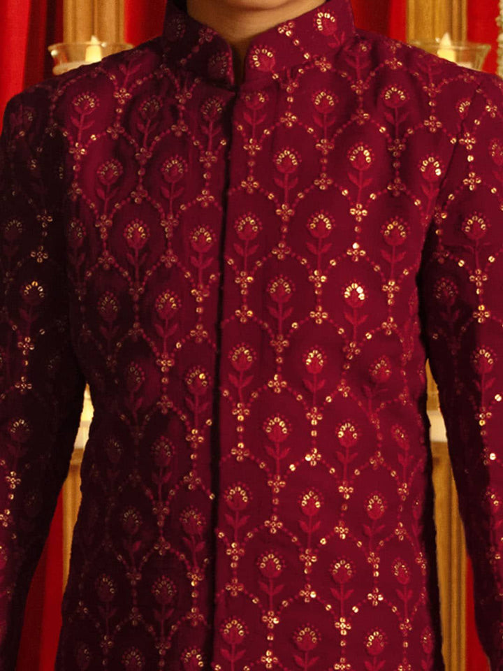Vastramay Boys menghiasi set sherwani Georgette