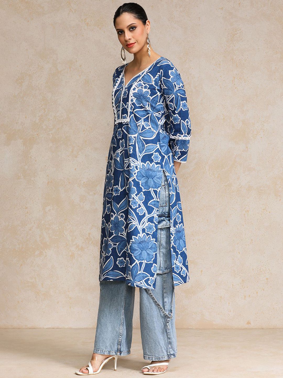Varanga Floral Printed Sweetheart Neck Straight Cotton Kurta