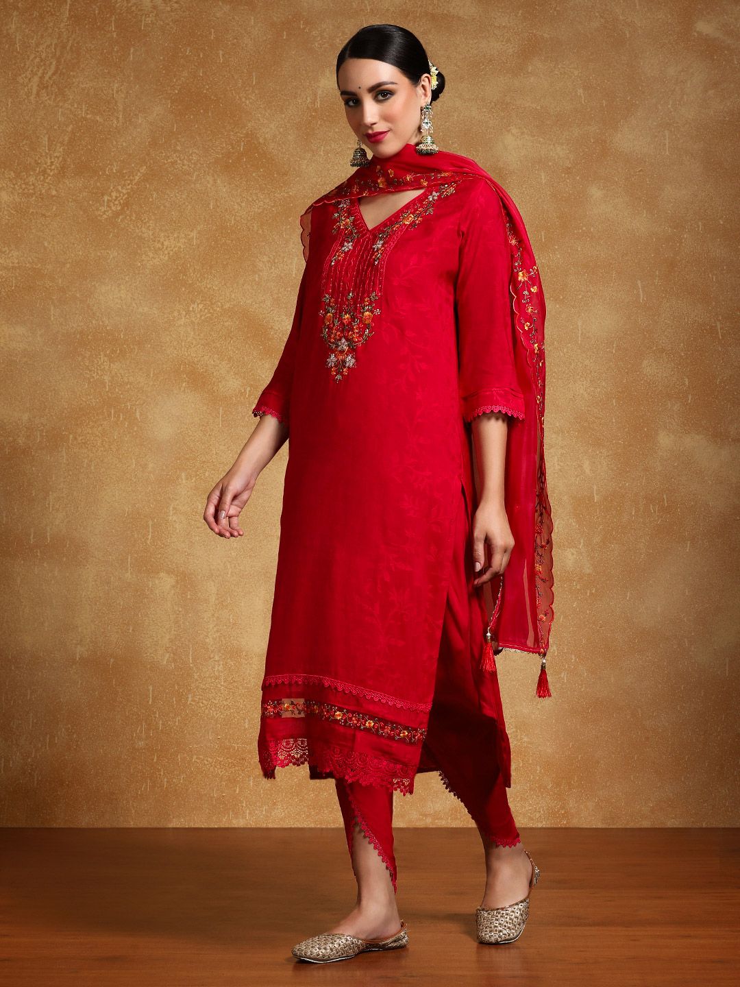 Varanga Women Floral Embroidered Regular Kurta with Trousers & With Dupatta