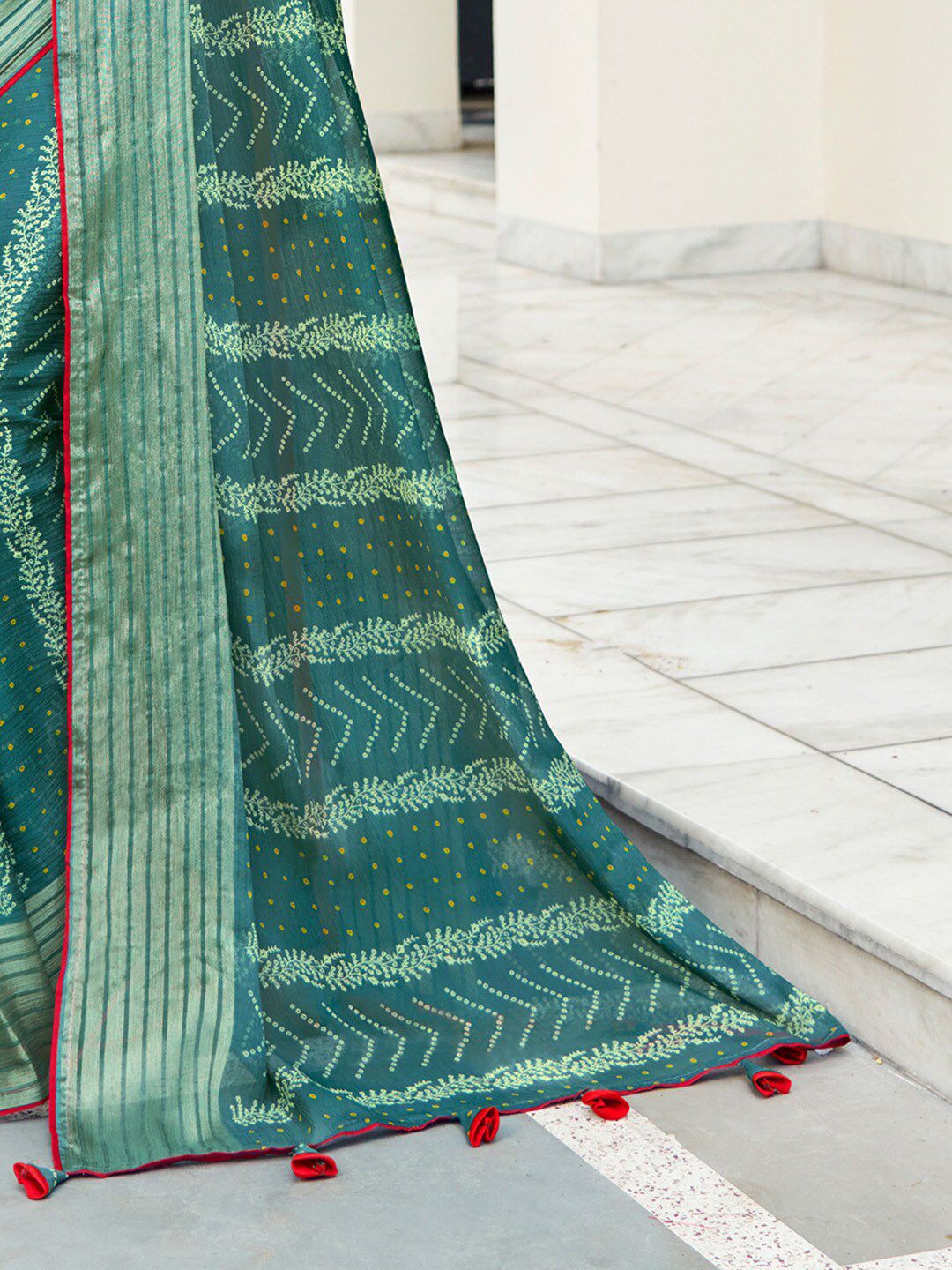 Saree mall Bandhani Printed Zari Poly Chiffon Saree