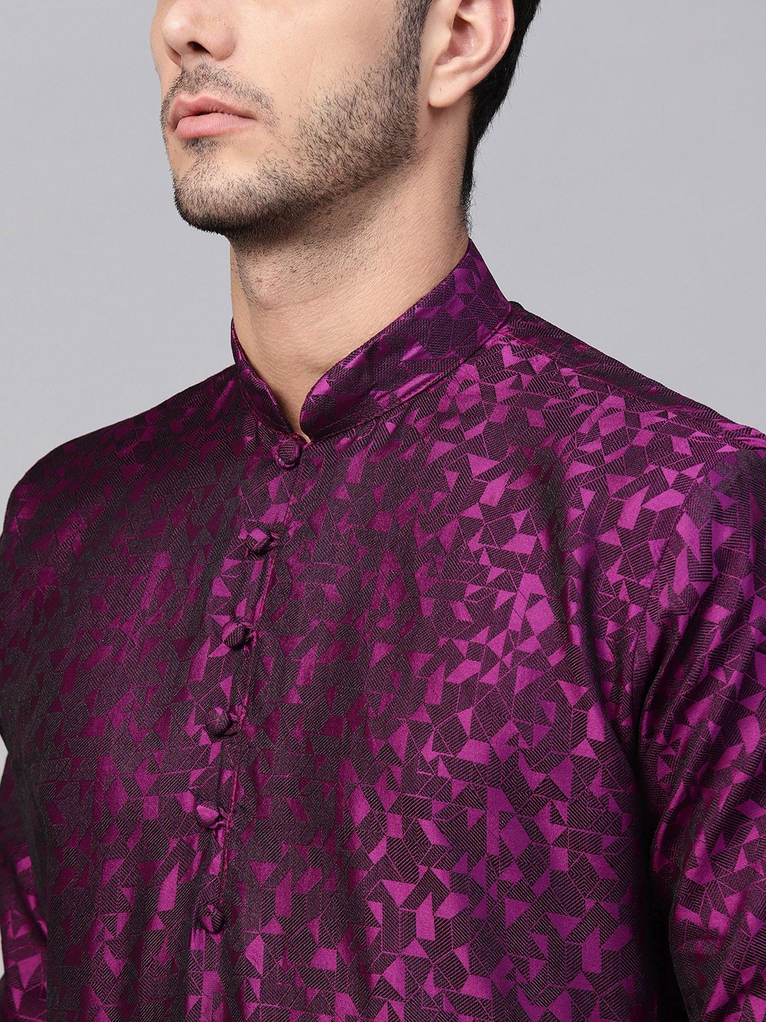 SOJANYA Men Burgundy Woven Design Straight Kurta  Burgundy Woven Design Straight Kurta, mempunyai kolar mandarin, lengan panjang, straight labuh, dan belahan sisi Kurtas