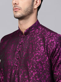 SOJANYA Men Burgundy Woven Design Straight Kurta  Burgundy Woven Design Straight Kurta, mempunyai kolar mandarin, lengan panjang, straight labuh, dan belahan sisi Kurtas