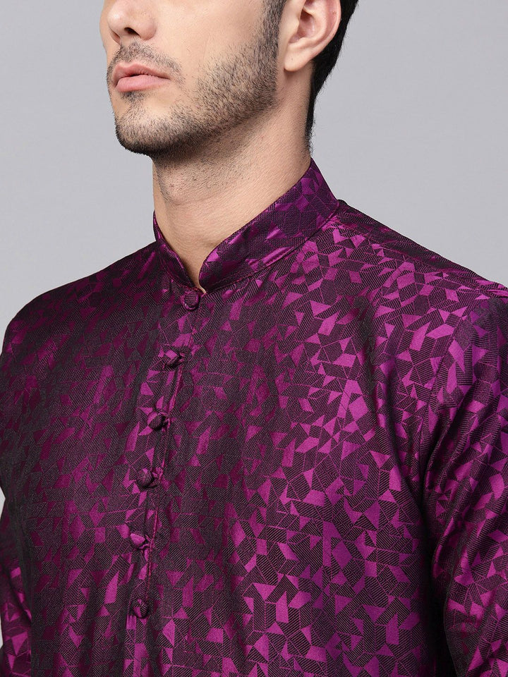 SOJANYA Men Burgundy Woven Design Straight Kurta  Burgundy Tenunan Design straight kurta, mempunyai kolar mandarin, lengan panjang, straight labuh, dan belahan tepi Kurtas