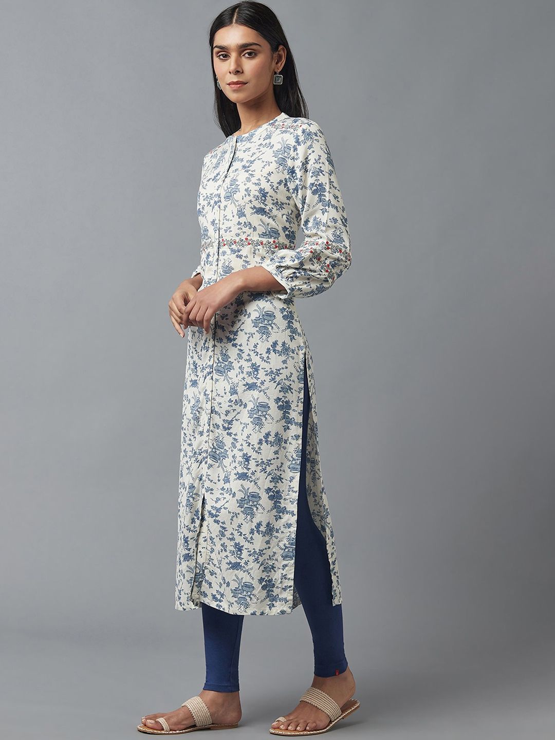 W Women White & Blue Floral Printed Thread Work Kurta