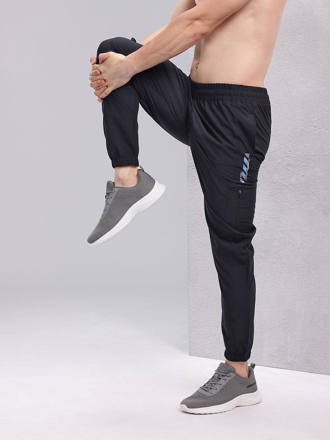 HRX by Hrithik Roshan Men Mid-Rise Rapid-Dry Training Cargo-Style Joggers