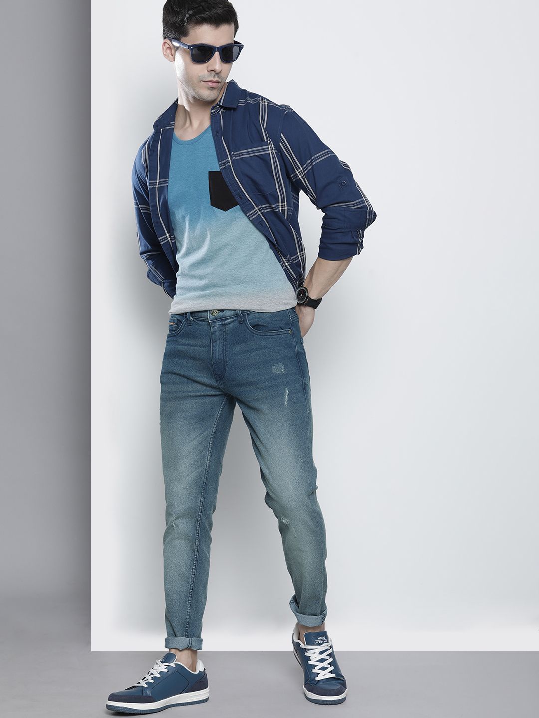 The Indian Garage Co Men Blue Slim Fit Low Distress Light Fade Ombre Stretchable Jeans
