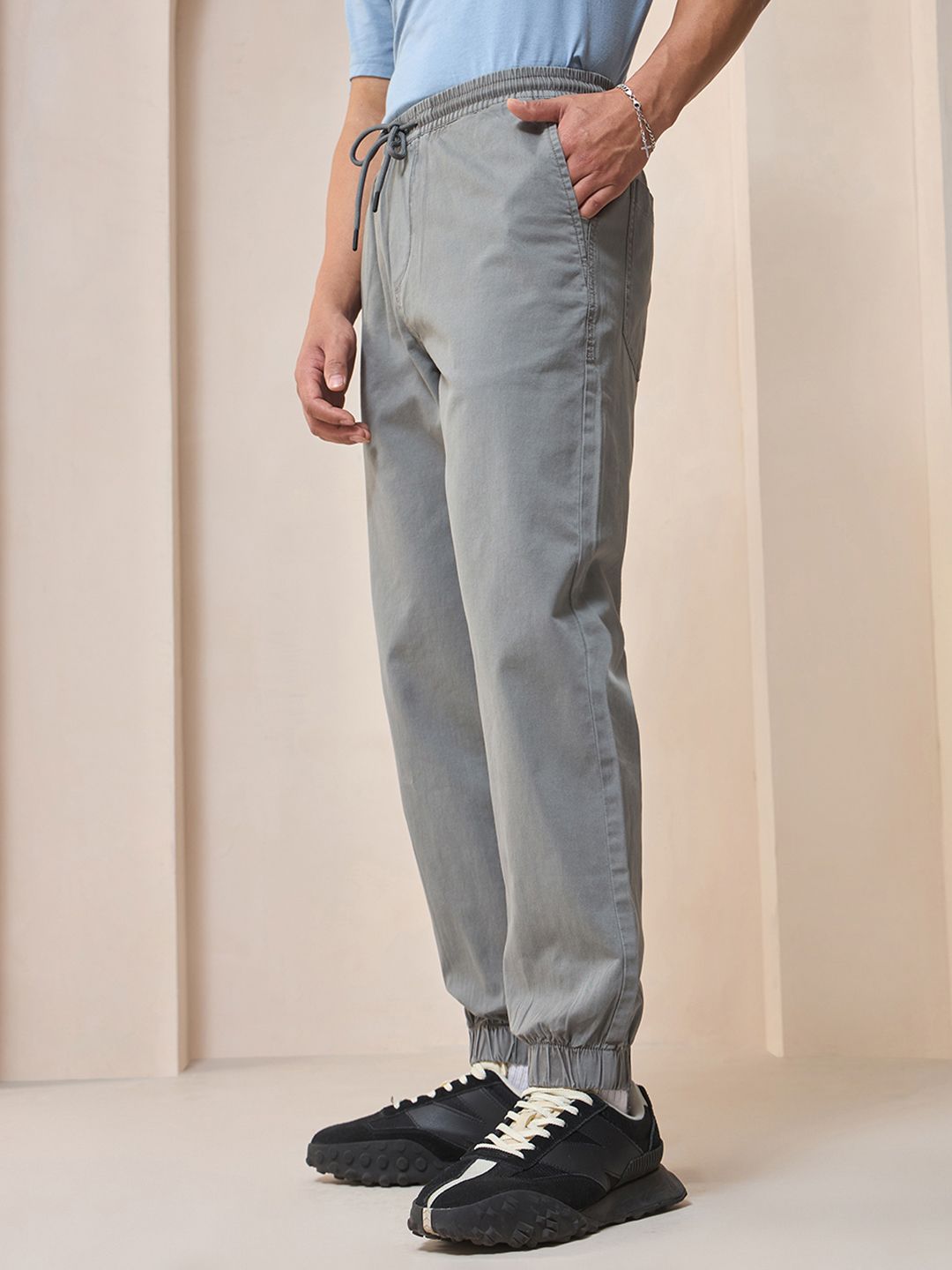 Bewakoof Men Solid Mid-Rise Joggers