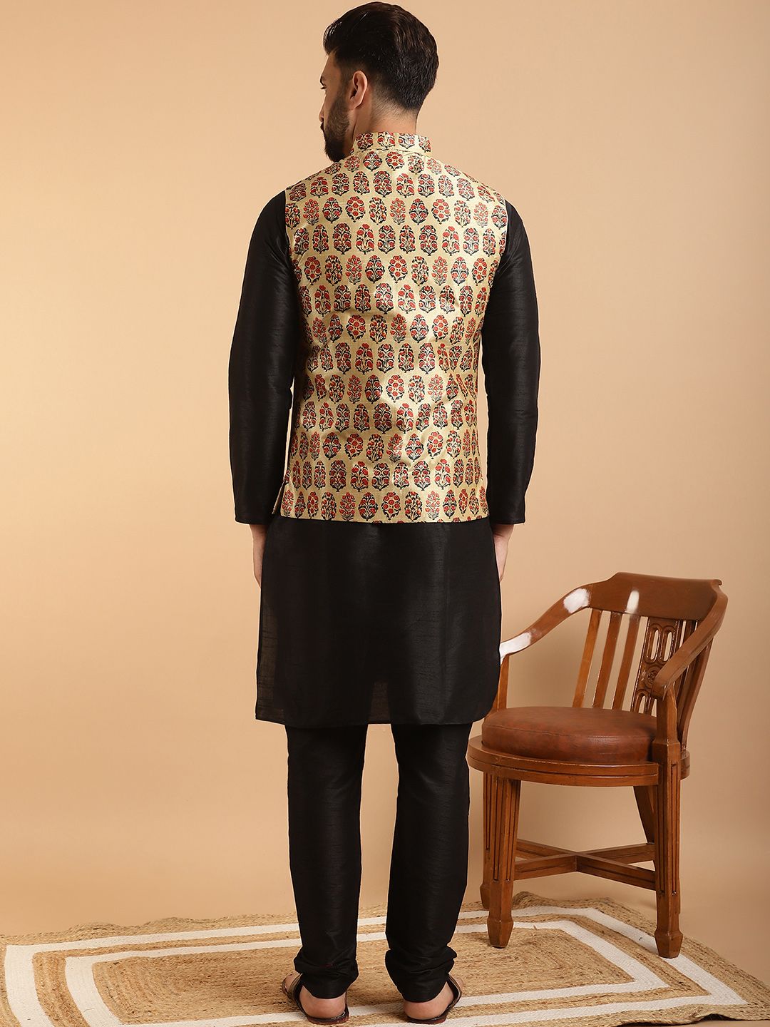 SOJANYA Kurta Lelaki Hitam & Beige dengan Jaket Nehru Churidar & Bercetak