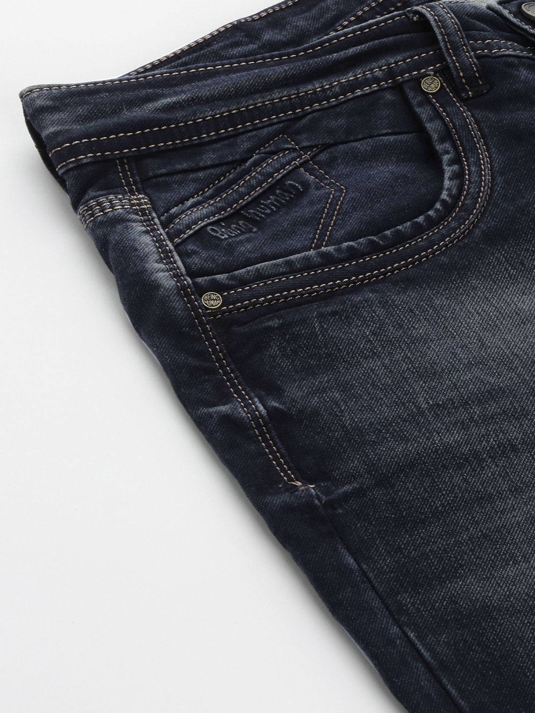 Menjadi lelaki manusia kurus sesuai dengan seluar jeans yang boleh diperbaharui