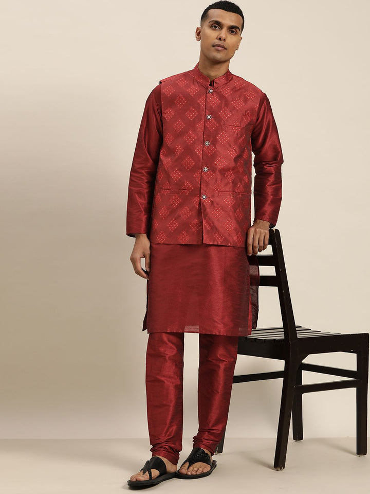 SOJANYA Men Maroon Kurta dengan Churidar dengan Jaket Nehru