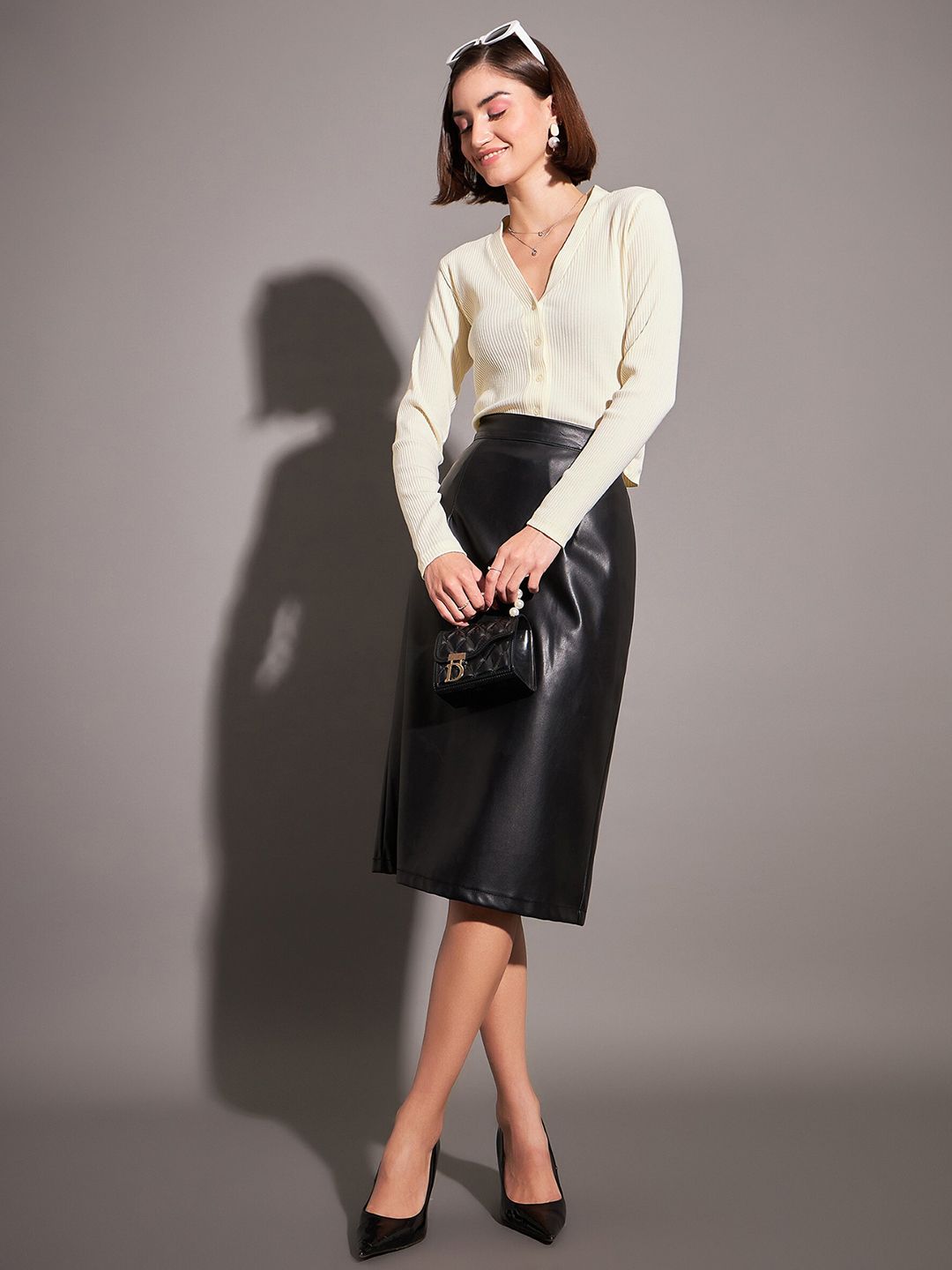 SASSAFRAS Off-White V-Neck Long Sleeves Crop Top