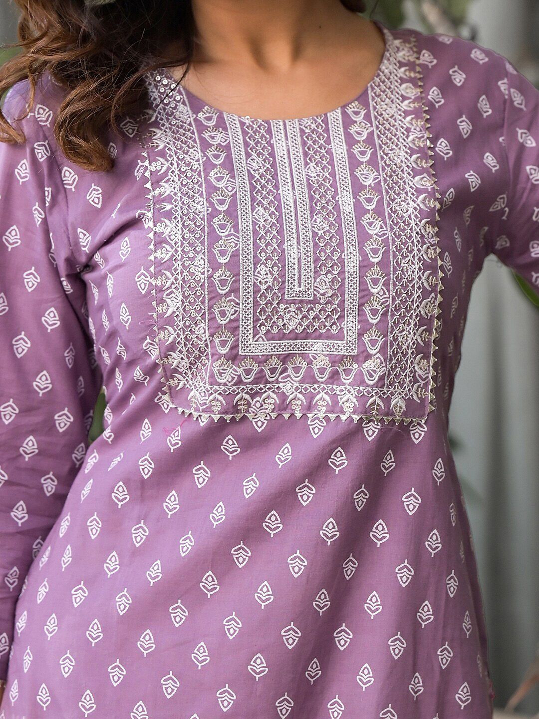 Varanga Ethnic Motifs Printed Sequinned Cotton Straight Kurta
